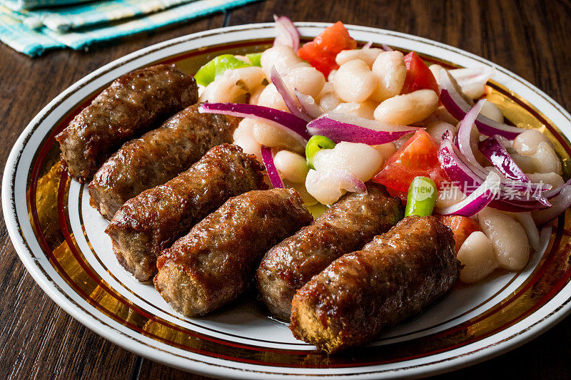 土耳其Tekirdag或inegöl Kofte with Piyaz Salad / Kofta